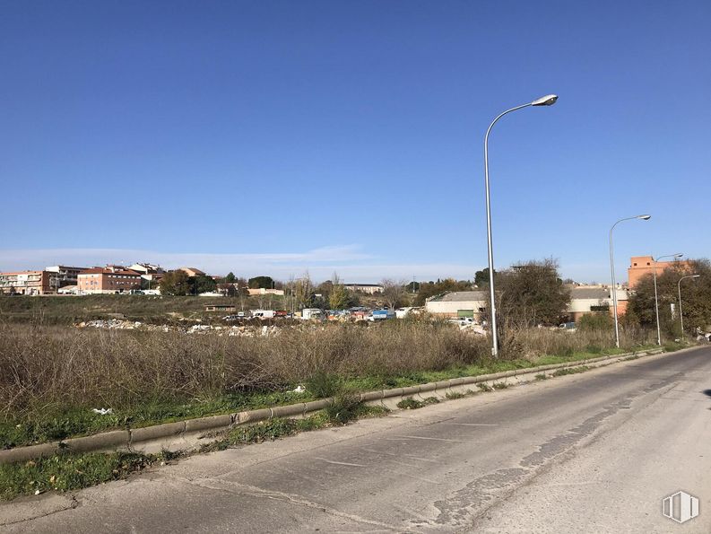 Suelo en venta en Calle Antonio Cabezón, Fuencarral - El Pardo, Madrid, 28034 con luz de la calle, edificio, cielo, planta, superficie de la carretera, asfalto, terreno, árbol, carretera y zona residencial alrededor