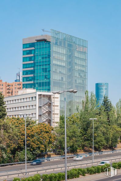 Office for rent at Torre Spínola, Cardenal Marcelo Spinola, 42, Chamartín, Madrid, 28016 with building, street light, sky, plant, daytime, skyscraper, tree, tower block, urban design and architecture around