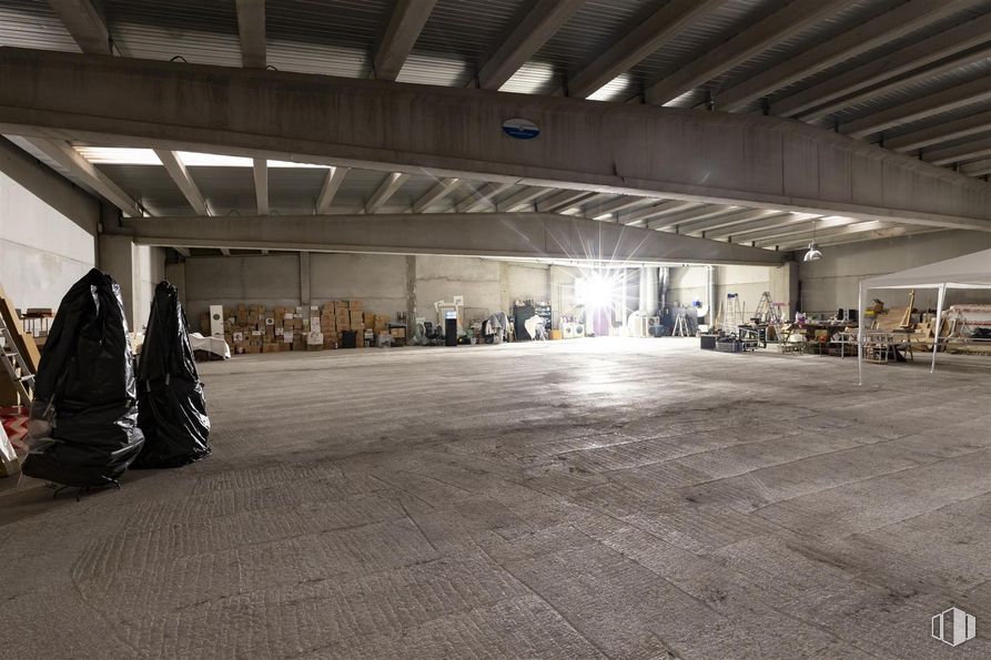 Industrial for sale at Zona empresarial, Arroyomolinos, Madrid, 28939 with bag, flooring, floor, ceiling, composite material, hall, concrete, steel, cleanliness and fluorescent lamp around