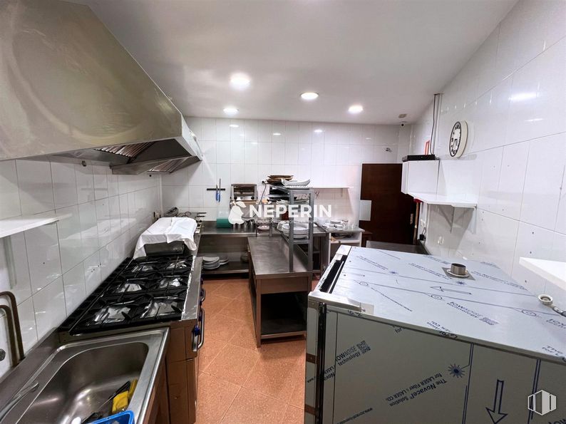 Local en alquiler en Zona Centro, Illescas, Toledo, 45200 con estufa de gas, aparato de cocina, encimera, electrodoméstico, ebanistería, fregadero, diseño automovilístico, cocina, interiorismo y cajón alrededor