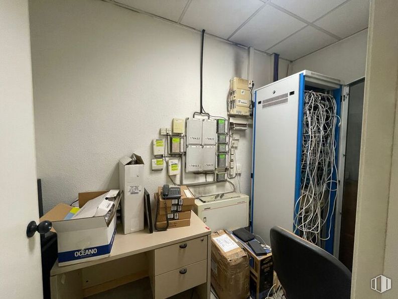 Oficina en venta en Zona Gaztambide, Chamberí, Madrid, 28015 con refrigerador, caja de envío, escritorio, caja, impresora, silla, mesa, edificio, pantalla de ordenador y ingeniería alrededor