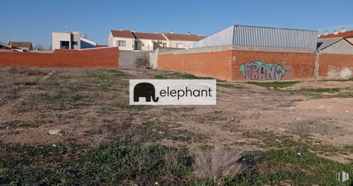 Land for sale at Calle Ruidera, 12, Villafranca de los Caballeros, Toledo, 28053 with building, sky, property, plant, ecoregion, natural environment, land lot, landscape, real estate and facade around