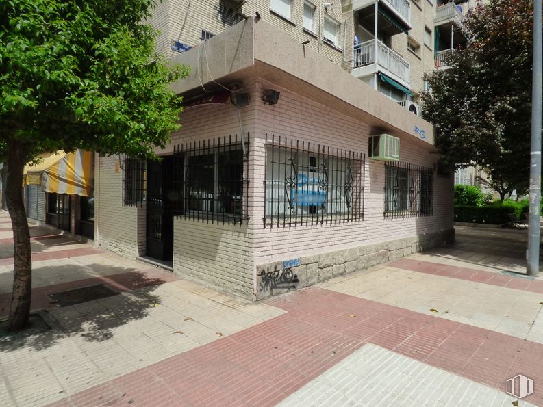 Local en venta en Plaza San Juan de Covas, 16, Alcorcón, Madrid, 28925 con ventana, casa, edificio, día, propiedad, planta, árbol, superficie de la carretera, diseño urbano y arquitectura alrededor