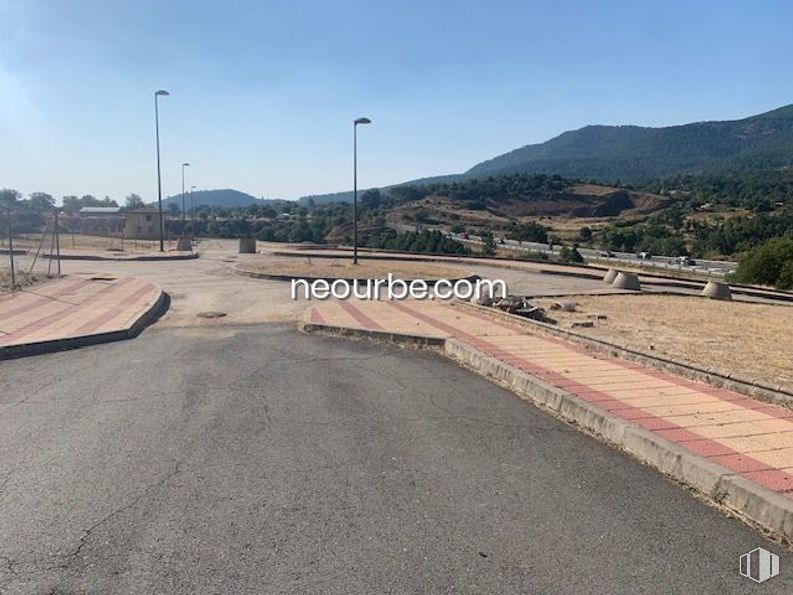 Land for sale at Calle Puente Pasil, El Tiemblo, Ávila, 05270 with sky, street light, road surface, asphalt, mountain, land lot, tree, thoroughfare, cloud and road around