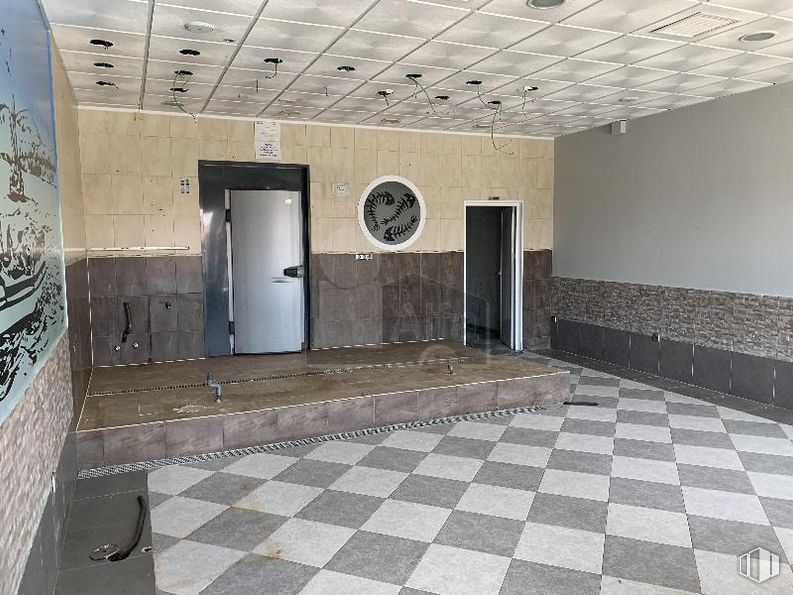 Retail for rent at Avenida Madrid, Navas del Rey, Madrid, 28695 with door, property, building, interior design, flooring, floor, tile flooring, hall, wood and real estate around