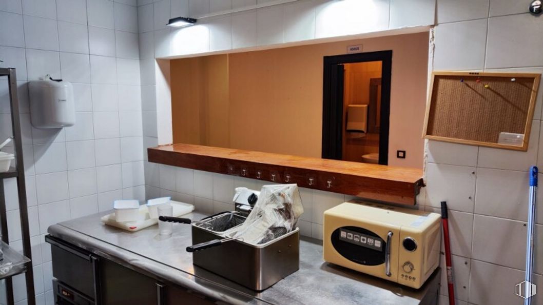 Retail for rent at Calle Escritorios, Alcalá de Henares, Madrid, 28801 with cabinetry, countertop, home appliance, property, furniture, building, kitchen, kitchen appliance, kitchen stove and gas stove around