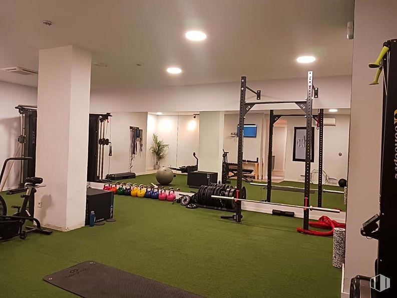 Retail for sale at Barrio Castellana, Salamanca, Madrid, 28006 with gym, interior design, flooring, floor, exercise machine, physical fitness, house, exercise equipment, ceiling and sport venue around