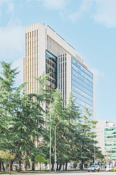 Oficina en alquiler en Edificio Cuzco IV, Paseo Castellana, 141, Tetuán, Madrid, 28046 con edificio, cielo, nube, durante el día, propiedad, luz de la calle, rascacielos, bloque de pisos, árbol y arquitectura alrededor