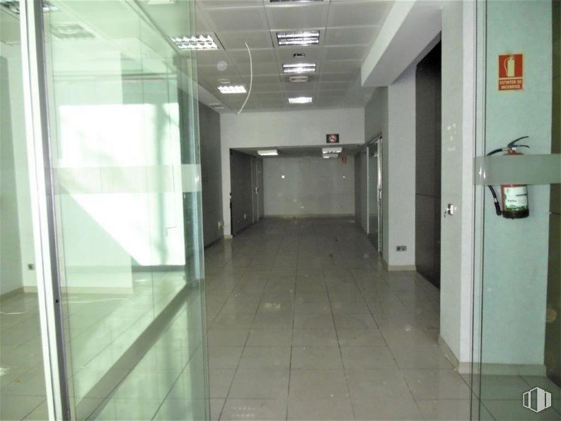 Retail for sale & for rent at Paseo Chopera, 5, Alcobendas, Madrid, 28100 with building, fixture, door, floor, flooring, composite material, glass, ceiling, aluminium and gas around