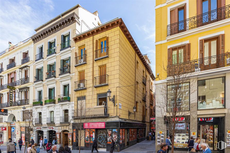 Retail for rent at Zona Carretas, Centro, Madrid, 28012 with building, window, city, urban area, town, road surface, street, road, neighbourhood and facade around