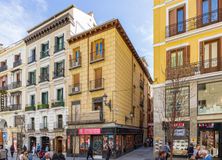 Retail for rent at Zona Carretas, Centro, Madrid, 28012 with building, window, city, urban area, town, road surface, street, road, neighbourhood and facade around