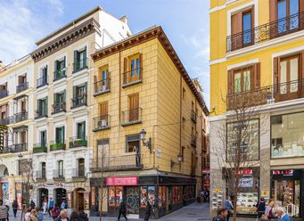 Retail for rent at Zona Carretas, Centro, Madrid, 28012 with building, window, city, urban area, town, road surface, street, road, neighbourhood and facade around