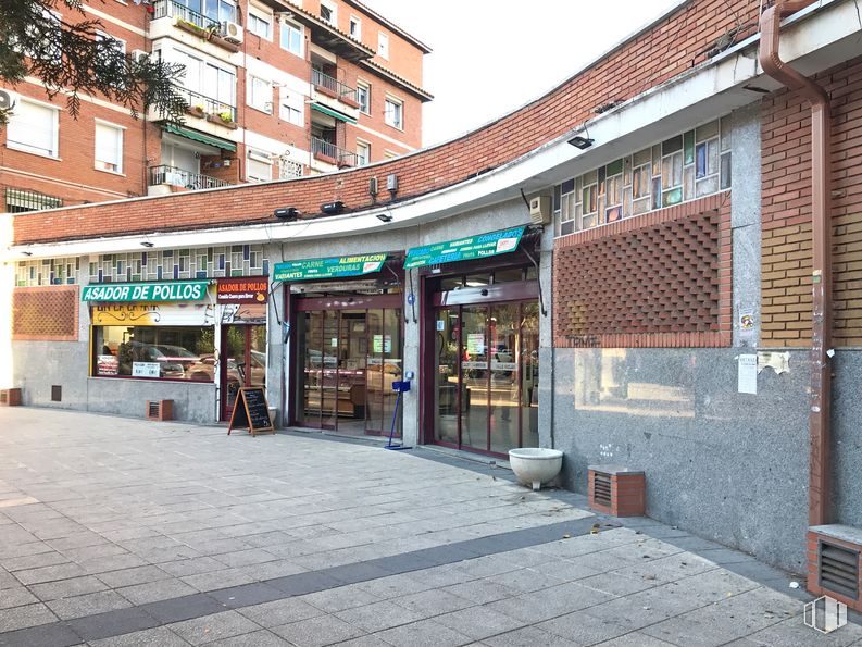 Local en venta en Calle Valle Inclán, La Latina, Madrid, 28044 con edificio, ventana, cielo, maceta, superficie de carretera, barrio, puerta, espacio público, carretera y diseño urbano alrededor