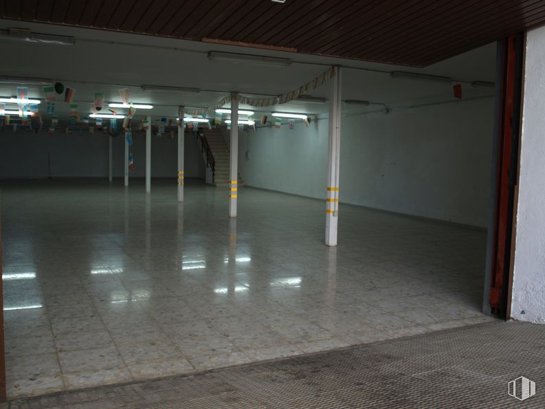 Industrial for sale & for rent at Calle Arroyada, 4, Sonseca, Toledo, 45100 with mirror, fixture, floor, flooring, parking, composite material, tints and shades, gas, city and glass around