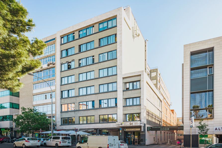 Oficina en alquiler y venta en Avenida Institución Libre Enseñanza, 41, San Blas - Canillejas, Madrid, 28037 con edificio, camioneta, cielo, rueda, ventana, coche, infraestructura, neumático, vehículo y árbol alrededor