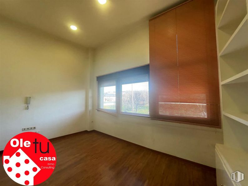 Oficina en venta en Calle Lope de Vega, Moralzarzal, Madrid, 28411 con persiana de la ventana, ventana, madera, pintura, accesorio, sombra, edificio, suelos, suelo y propiedad material alrededor