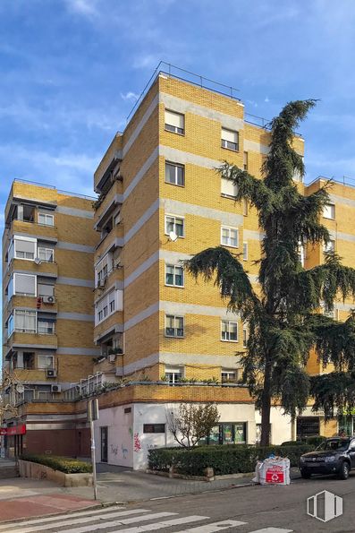 Retail for sale & for rent at Paseo Castellanos, 65, Carabanchel, Madrid, 28025 with car, building, cloud, sky, plant, property, window, wheel, tower block and tree around