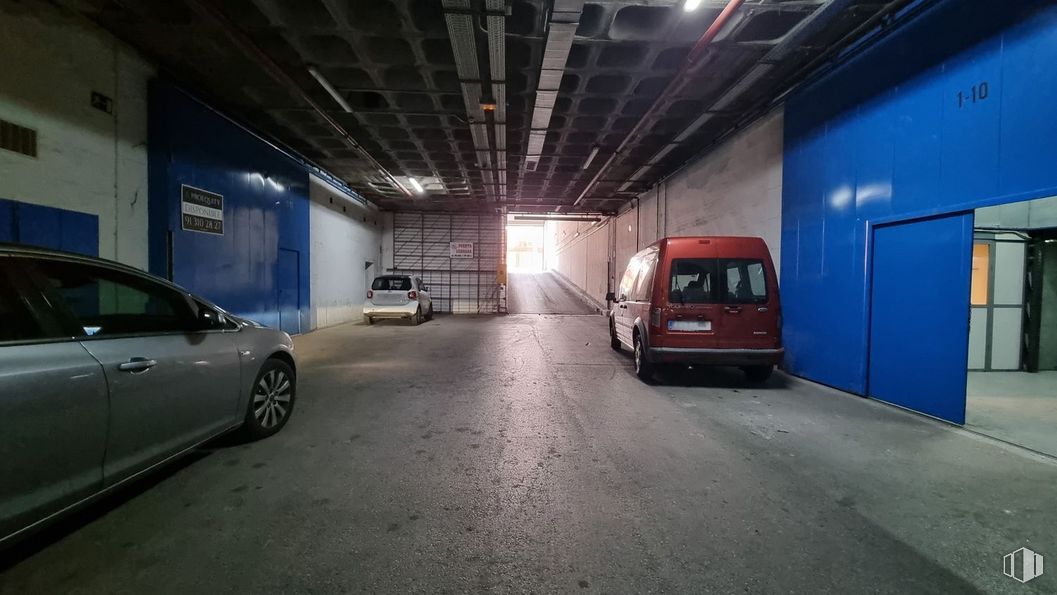 Nave en alquiler y venta en Edificio Indubuilding Goico, Calle Tomás Redondo, 2, Hortaleza, Madrid, 28033 con coche, rueda, camioneta, luz de estacionamiento automotriz, neumático, vehículo terrestre, vehículo, iluminación automotriz, vehículo motorizado y diseño automotriz alrededor