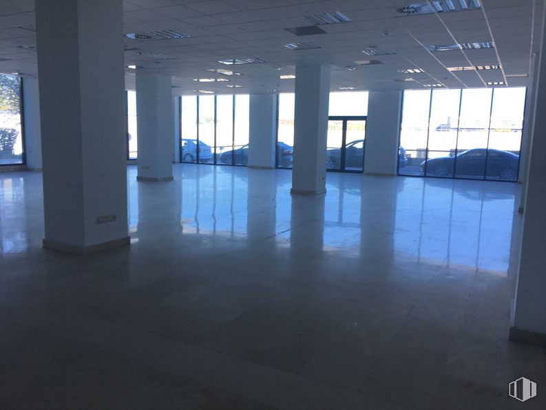 Office for rent at Edificio Europa I, Avenida Fuencarral, 24, Alcobendas, Madrid, 28108 with furniture, fixture, flooring, tile flooring, floor, hall, wood, tints and shades, building, column and building material around