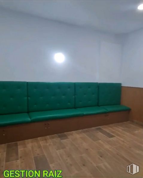 Local en alquiler en Zona centro, Centro, Madrid, 28012 con sofá, madera, suelos, suelo, tinte para madera, madera dura, rectángulo, pintura, techo y escayola alrededor