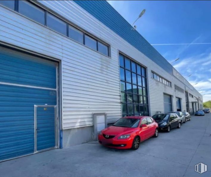 Industrial for sale at Calle San Erasmo, Villaverde, Madrid, 28021 with car, window, door, automotive parking light, wheel, land vehicle, tire, vehicle, hood and automotive lighting around