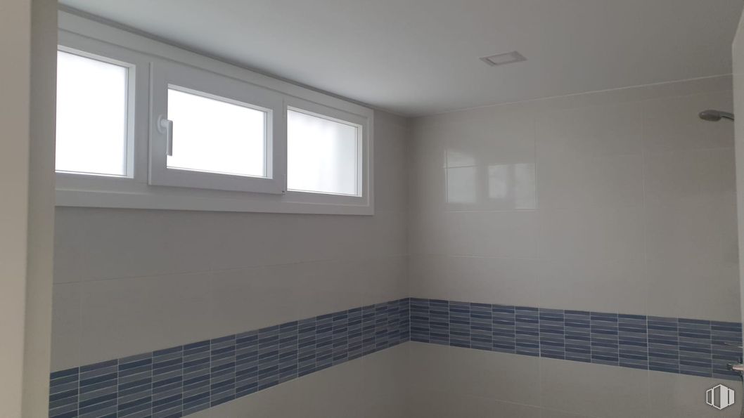 Industrial for sale at Calle Cedro, Arganda del Rey, Madrid, 28500 with window, flooring, floor, ceiling, tile, grey, glass, daylighting and tile flooring around