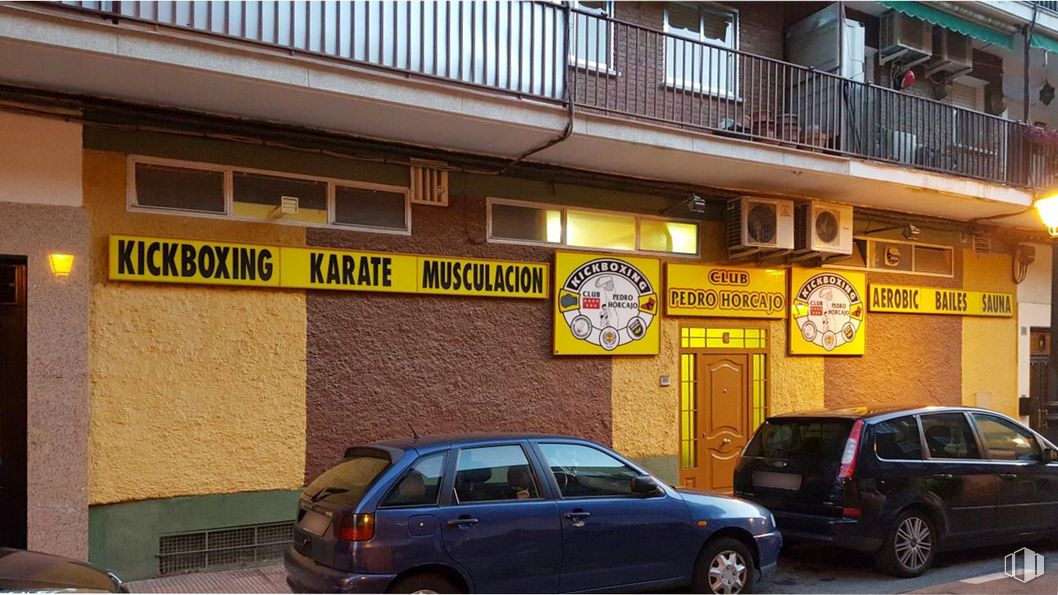 Retail for sale at Calle Guadalajara, 6, Móstoles, Madrid, 28938 with car, tire, wheel, automotive parking light, land vehicle, vehicle, motor vehicle, property, building and window around