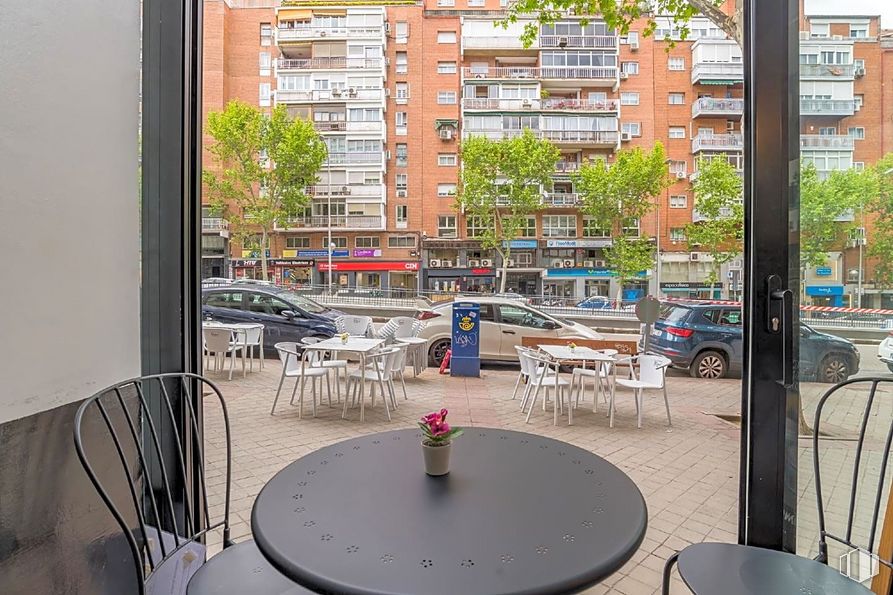 Local en venta en Avenida Mediterráneo, Retiro, Madrid, 28007 con mesa, coche, edificio, rueda, mesa, mueble, ventana, vehículo, neumático y árbol alrededor