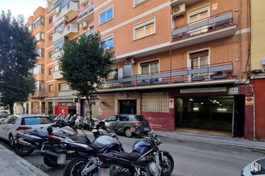 Nave en alquiler en Calle Vizconde de Matamala, Salamanca, Madrid, 28028 con motocicleta, neumático, rueda, vehículo terrestre, edificio, vehículo, propiedad, ventana, iluminación del automóvil y neumático de automoción alrededor