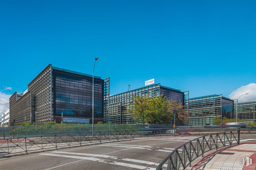 Oficina en alquiler en Avenida Industria, Alcobendas, Madrid, 28108 con edificio, cielo, superficie de la carretera, diseño urbano, luz de la calle, bloque de pisos, asfalto, árbol, nube y condominio alrededor