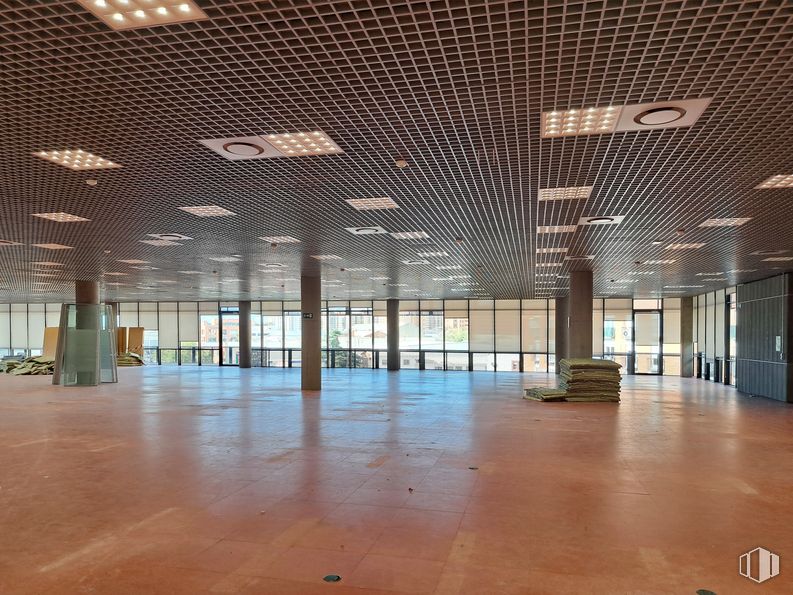 Oficina en alquiler en Calle Cabeza Mesada, 5, Villa de Vallecas, Madrid, 28031 con edificio, pasillo, diseño de interiores, piso, pavimentos, techo, vidrio, accesorio, ciudad y espacio alrededor