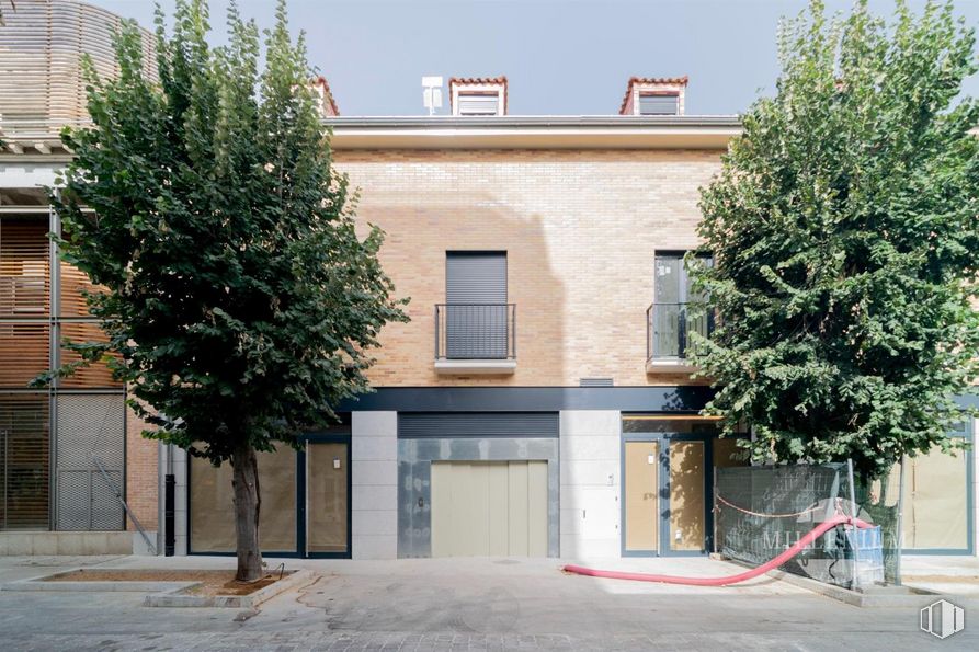 Local en alquiler y venta en Avenida Constitución, San Fernando de Henares, Madrid, 28830 con ventana, planta, durante el día, propiedad, cielo, edificio, accesorio, arquitectura, diseño urbano y superficie de la carretera alrededor