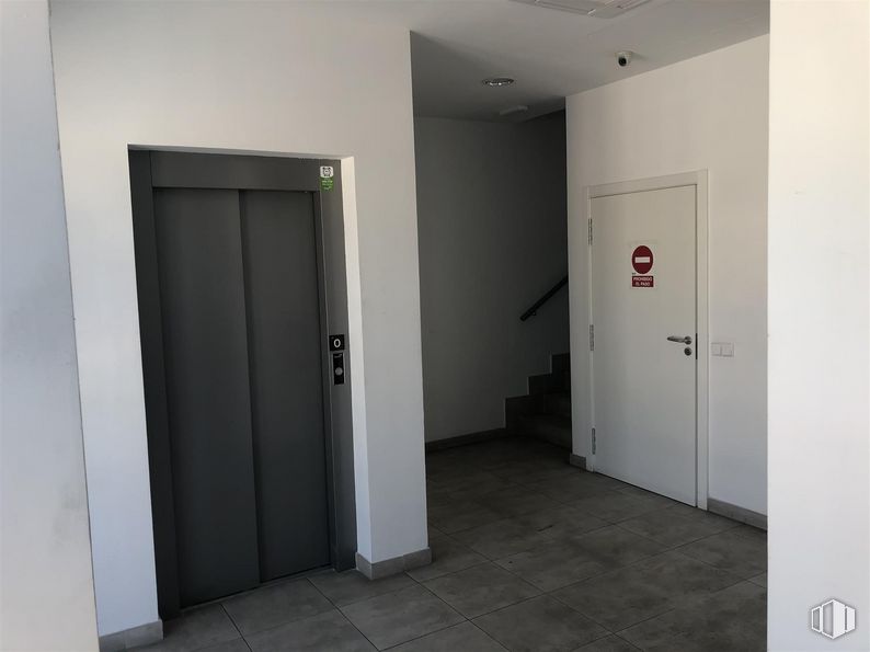 Nave en alquiler en Calle Tapiceros, 1, San Fernando de Henares, Madrid, 28830 con puerta, edificio, accesorio, asa, suelo, suelos, pared, techo, puerta de casa y material compuesto alrededor