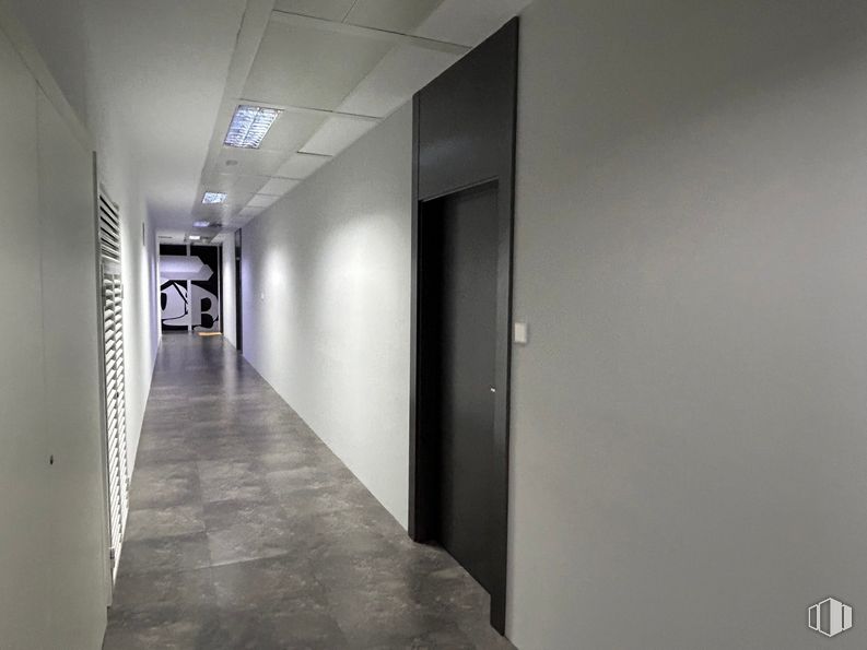 Oficina en alquiler en Edificio A, Calle Anabel Segura, 11, Alcobendas, Madrid, 28109 con accesorio, hall, suelos, suelo, vidrio, techo, evento, simetría, aluminio y lámpara alrededor