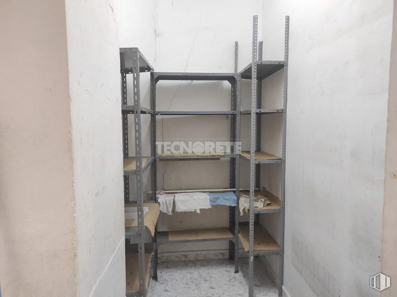 Retail for rent at Zona Manantiales, Guadalajara, 19004 with bookcase, shelf, building, shelving, wood, house, flooring, ladder, metal and ceiling around