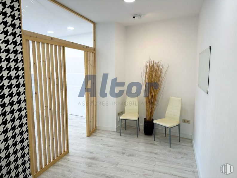 Oficina en venta en Calle Alfonso Gómez, San Blas - Canillejas, Madrid, 28037 con silla, puerta, madera, interiorismo, suelos, suelo, edificio, confort, hall y madera dura alrededor