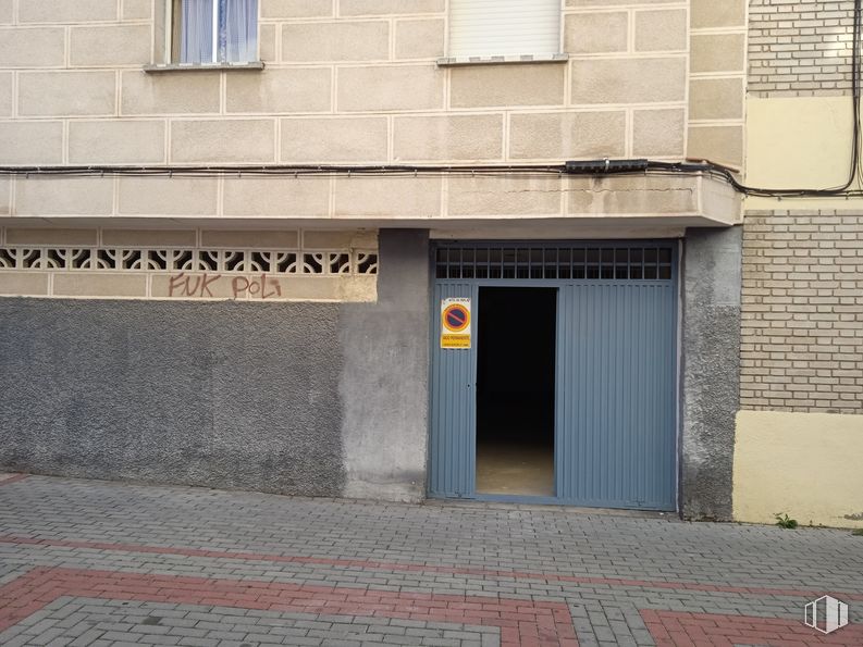 Retail for rent at Calle Belén, 5, Parla, Madrid, 28980 with window, door, building, property, fixture, road surface, rectangle, architecture, asphalt and brick around