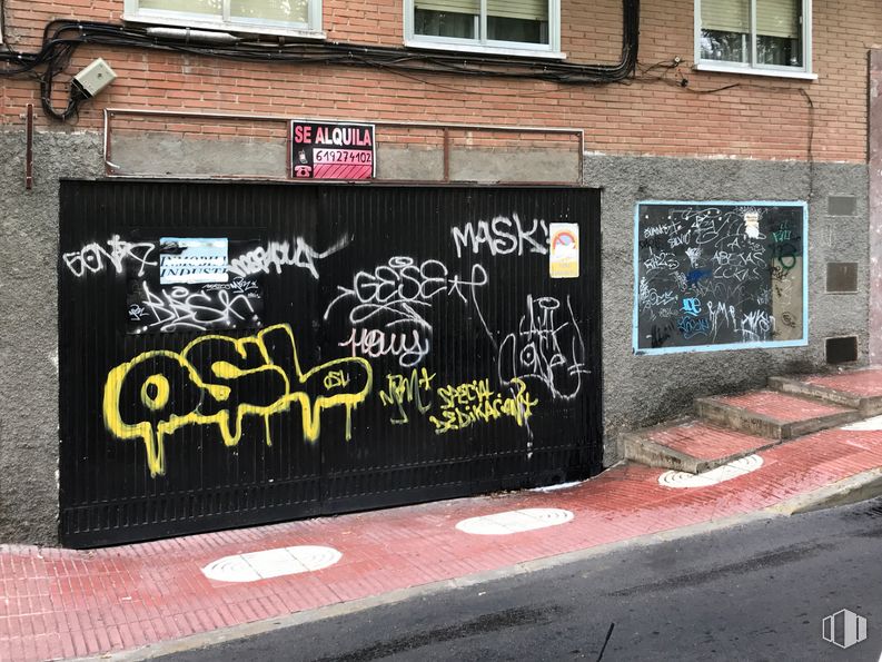 Local en alquiler en Calle Cristo Remedios, 16, San Sebastián de los Reyes, Madrid, 28700 con ventana, superficie de carretera, asfalto, escritura a mano, edificio, grafiti, arte, fuente, accesorio y pared alrededor