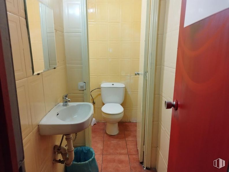 Local en alquiler y venta en Avenida Onu, Móstoles, Madrid, 28936 con inodoro, fregadero, puerta, accesorio de fontanería, propiedad, lavabo de baño, grifo, baño, morado y accesorio alrededor