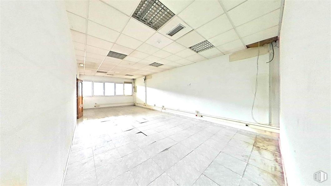 Office for sale at Calle Francisco Aritio, Guadalajara, 19004 with building, window, fixture, hall, flooring, floor, composite material, wood, concrete and ceiling around