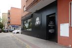 Local en venta en Plaza Panticosa, Fuenlabrada, Madrid, 28941 con edificio, propiedad, ventana, rueda, planta, coche, vehículo, asfalto, árbol y barrio alrededor