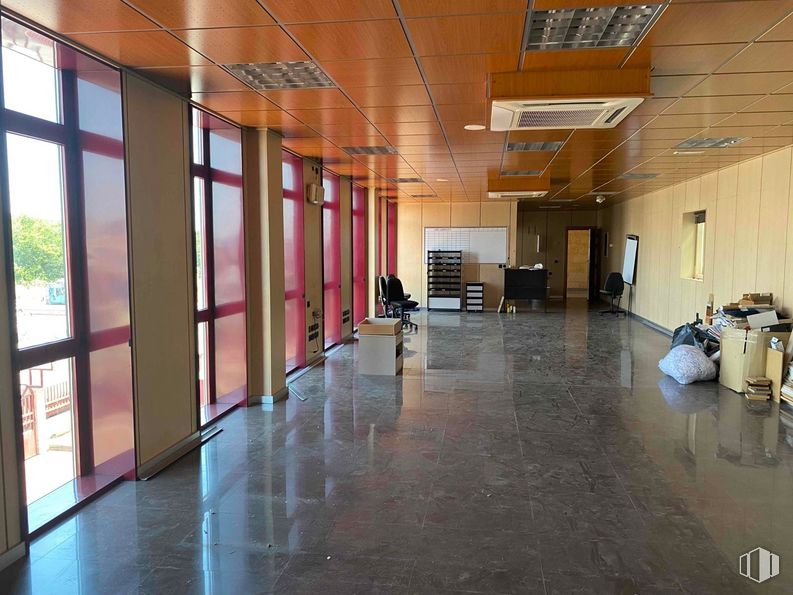 Nave en alquiler en Zona industrial, Getafe, Madrid, 28906 con accesorio, interiorismo, suelos, suelo, ventana, suelo de baldosas, hall, madera, techo y madera dura alrededor