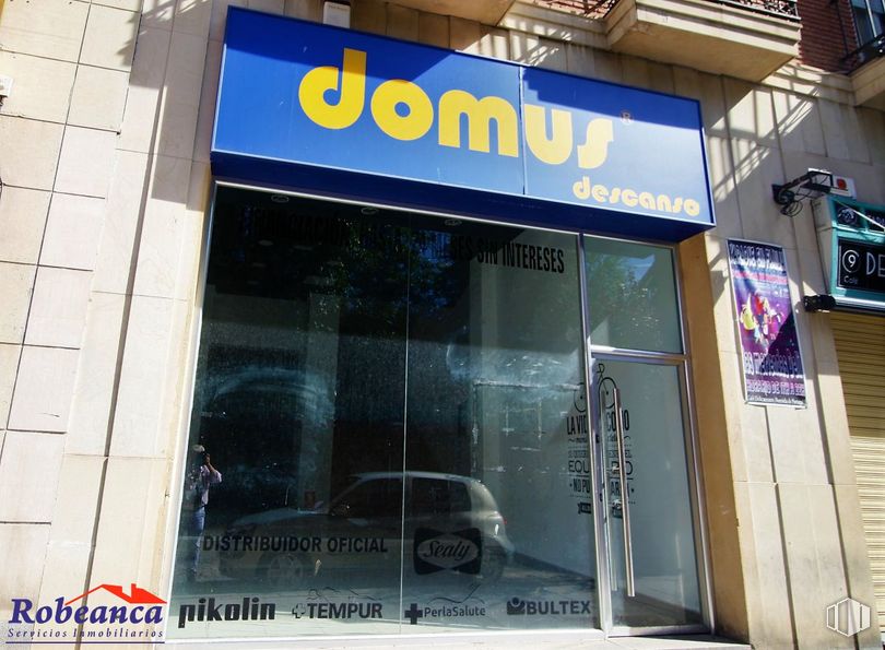 Retail for rent at Avenida Portugal, 9, Ávila, 05001 with building, car, fixture, door, facade, retail, commercial building, font, automotive design and vehicle around