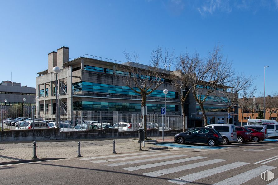 Oficina en alquiler y venta en Edificio Las Américas III, Calle Adolfo Pérez Esquivel, 3, Las Rozas de Madrid, Madrid, 28230 con coche, edificio, luz de estacionamiento automotriz, cielo, rueda, vehículo terrestre, neumático, vehículo, planta y ventana alrededor