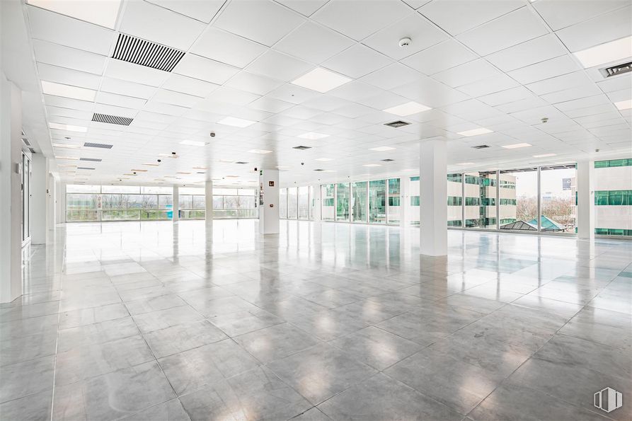 Office for rent at Edificio Oblicua, Calle Francisca Delgado, 11, Alcobendas, Madrid, 28108 with fixture, flooring, floor, glass, ceiling, building, hall, event, transparent material and composite material around