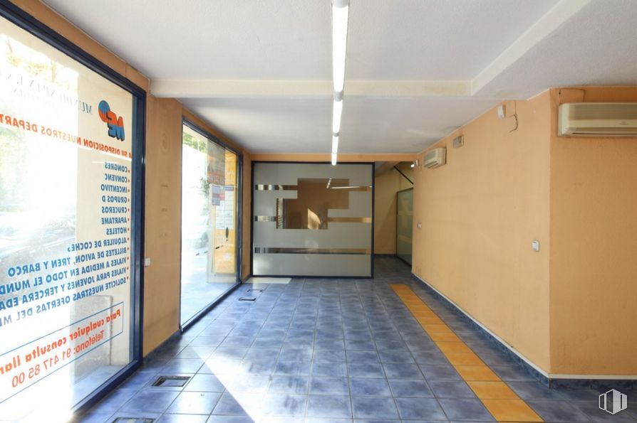 Local en alquiler en Avenida General Perón, Tetuán, Madrid, 28020 con ebanistería, accesorio, suelos, suelo, puerta, hall, techo, suelo de baldosas, edificio y fachada alrededor