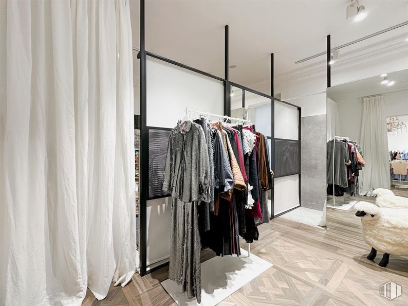 Local en alquiler en Calle Lagasca, Salamanca, Madrid, 28001 con percha, edificio, textil, diseño automovilístico, suelos, diseño de moda, tienda, evento, ropa de cama y armario alrededor