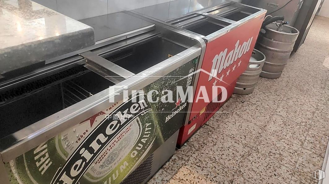 Local en venta en Zona Reina Victoria, Parla, Madrid, 28980 con productos envasados, neumático de automoción, vehículo de motor, parachoques, exterior del automóvil, fuente, asfalto, gas, sistema de ruedas para automóviles y suelos alrededor