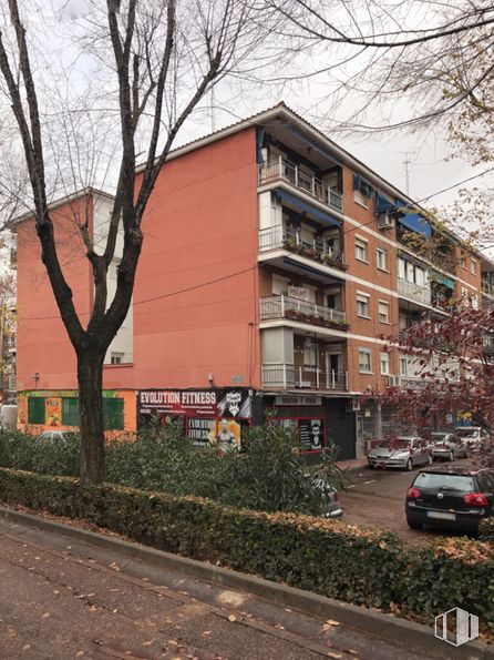 Local en alquiler en Calle Luna, Móstoles, Madrid, 28933 con coche, edificio, planta, durante el día, propiedad, ventana, árbol, rueda, vehículo y ladrillo alrededor