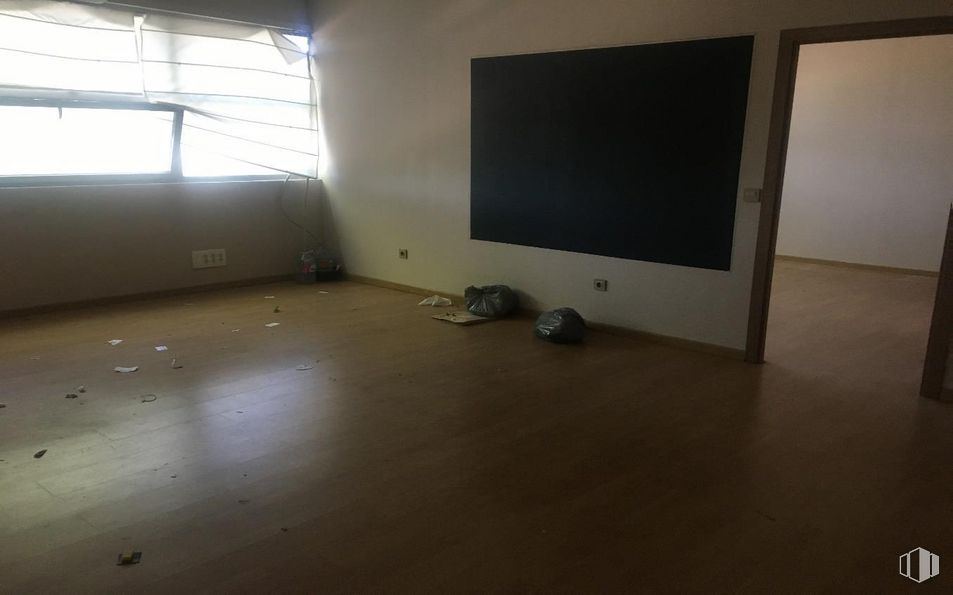 Nave en alquiler en Avenida Cantueña, 2, Fuenlabrada, Madrid, 28947 con ventana, animal, madera, suelos, suelo, hall, edificio, madera dura, techo y suelo laminado alrededor